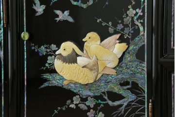 中古　美品!!　高級品　韓国民芸家具　孔雀　鳳凰(ホウオウ)　花鳥図　蝶図　煌びやかで美しい螺鈿(ラデン)細工が見事なガラス天板のサイドボード　定価約150万円相当　(R-081234)