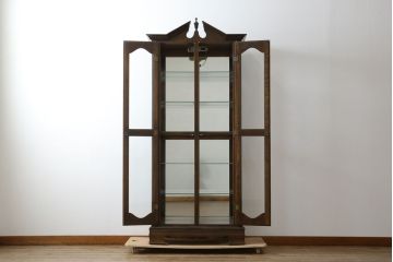 和製ビンテージ　ヨーロピアン　落ち着きのある上品な空間づくりにおすすめな三面ガラスキャビネット(ショーケース、ガラスケース、コレクションケース、キュリオケース、陳列棚、飾り棚、店舗什器、ヴィンテージ)(R-081235)