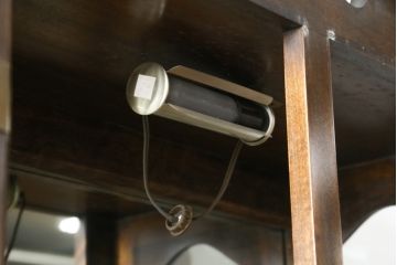 和製ビンテージ　ヨーロピアン　落ち着きのある上品な空間づくりにおすすめな三面ガラスキャビネット(ショーケース、ガラスケース、コレクションケース、キュリオケース、陳列棚、飾り棚、店舗什器、ヴィンテージ)(R-081235)