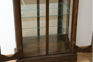 和製ビンテージ　ヨーロピアン　落ち着きのある上品な空間づくりにおすすめな三面ガラスキャビネット(ショーケース、ガラスケース、コレクションケース、キュリオケース、陳列棚、飾り棚、店舗什器、ヴィンテージ)(R-081235)