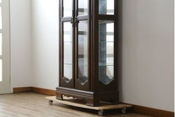 和製ビンテージ　ヨーロピアン　落ち着きのある上品な空間づくりにおすすめな三面ガラスキャビネット(ショーケース、ガラスケース、コレクションケース、キュリオケース、陳列棚、飾り棚、店舗什器、ヴィンテージ)(R-081235)