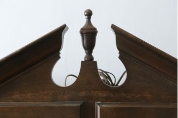 和製ビンテージ　ヨーロピアン　落ち着きのある上品な空間づくりにおすすめな三面ガラスキャビネット(ショーケース、ガラスケース、コレクションケース、キュリオケース、陳列棚、飾り棚、店舗什器、ヴィンテージ)(R-081235)