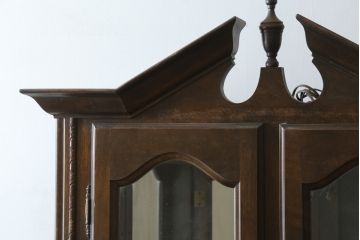 和製ビンテージ　ヨーロピアン　落ち着きのある上品な空間づくりにおすすめな三面ガラスキャビネット(ショーケース、ガラスケース、コレクションケース、キュリオケース、陳列棚、飾り棚、店舗什器、ヴィンテージ)(R-081235)