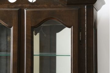 和製ビンテージ　ヨーロピアン　落ち着きのある上品な空間づくりにおすすめな三面ガラスキャビネット(ショーケース、ガラスケース、コレクションケース、キュリオケース、陳列棚、飾り棚、店舗什器、ヴィンテージ)(R-081235)