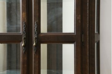 和製ビンテージ　ヨーロピアン　落ち着きのある上品な空間づくりにおすすめな三面ガラスキャビネット(ショーケース、ガラスケース、コレクションケース、キュリオケース、陳列棚、飾り棚、店舗什器、ヴィンテージ)(R-081235)