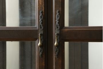 和製ビンテージ　ヨーロピアン　落ち着きのある上品な空間づくりにおすすめな三面ガラスキャビネット(ショーケース、ガラスケース、コレクションケース、キュリオケース、陳列棚、飾り棚、店舗什器、ヴィンテージ)(R-081235)