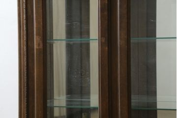 和製ビンテージ　ヨーロピアン　落ち着きのある上品な空間づくりにおすすめな三面ガラスキャビネット(ショーケース、ガラスケース、コレクションケース、キュリオケース、陳列棚、飾り棚、店舗什器、ヴィンテージ)(R-081235)