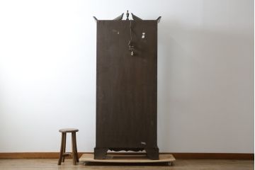 和製ビンテージ　ヨーロピアン　落ち着きのある上品な空間づくりにおすすめな三面ガラスキャビネット(ショーケース、ガラスケース、コレクションケース、キュリオケース、陳列棚、飾り棚、店舗什器、ヴィンテージ)(R-081235)