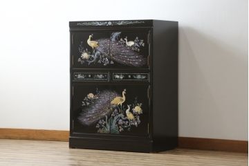 中古　美品　韓国民芸家具　孔雀　鳳凰　花鳥蝶図　豪華絢爛の螺鈿(ラデン)細工が見事なキャビネット(収納棚、戸棚、サイドキャビネット)(定価約65万円)(R-081236)
