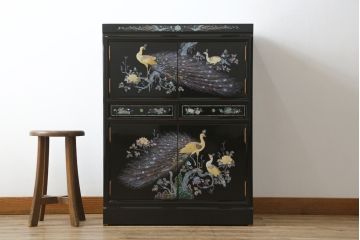中古　美品　韓国民芸家具　孔雀　鳳凰　花鳥蝶図　豪華絢爛の螺鈿(ラデン)細工が見事なキャビネット(収納棚、戸棚、サイドキャビネット)(定価約65万円)(R-081236)