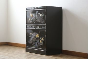 中古　美品　韓国民芸家具　孔雀　鳳凰　花鳥蝶図　豪華絢爛の螺鈿(ラデン)細工が見事なキャビネット(収納棚、戸棚、サイドキャビネット)(定価約65万円)(R-081236)