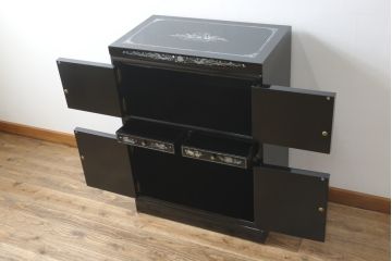 中古　美品　韓国民芸家具　孔雀　鳳凰　花鳥蝶図　豪華絢爛の螺鈿(ラデン)細工が見事なキャビネット(収納棚、戸棚、サイドキャビネット)(定価約65万円)(R-081236)