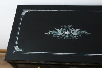 中古　美品　韓国民芸家具　孔雀　鳳凰　花鳥蝶図　豪華絢爛の螺鈿(ラデン)細工が見事なキャビネット(収納棚、戸棚、サイドキャビネット)(定価約65万円)(R-081236)