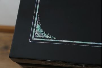 中古　美品　韓国民芸家具　孔雀　鳳凰　花鳥蝶図　豪華絢爛の螺鈿(ラデン)細工が見事なキャビネット(収納棚、戸棚、サイドキャビネット)(定価約65万円)(R-081236)