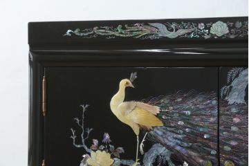 中古　美品　韓国民芸家具　孔雀　鳳凰　花鳥蝶図　豪華絢爛の螺鈿(ラデン)細工が見事なキャビネット(収納棚、戸棚、サイドキャビネット)(定価約65万円)(R-081236)