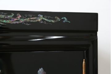 中古　美品　韓国民芸家具　孔雀　鳳凰　花鳥蝶図　豪華絢爛の螺鈿(ラデン)細工が見事なキャビネット(収納棚、戸棚、サイドキャビネット)(定価約65万円)(R-081236)