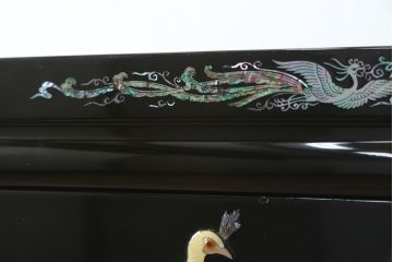 中古　美品　韓国民芸家具　孔雀　鳳凰　花鳥蝶図　豪華絢爛の螺鈿(ラデン)細工が見事なキャビネット(収納棚、戸棚、サイドキャビネット)(定価約65万円)(R-081236)