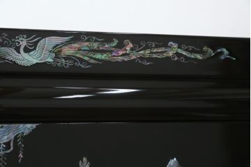 中古　美品　韓国民芸家具　孔雀　鳳凰　花鳥蝶図　豪華絢爛の螺鈿(ラデン)細工が見事なキャビネット(収納棚、戸棚、サイドキャビネット)(定価約65万円)(R-081236)