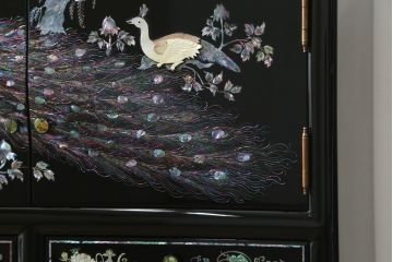 中古　美品　韓国民芸家具　孔雀　鳳凰　花鳥蝶図　豪華絢爛の螺鈿(ラデン)細工が見事なキャビネット(収納棚、戸棚、サイドキャビネット)(定価約65万円)(R-081236)