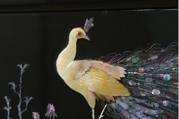 中古　美品　韓国民芸家具　孔雀　鳳凰　花鳥蝶図　豪華絢爛の螺鈿(ラデン)細工が見事なキャビネット(収納棚、戸棚、サイドキャビネット)(定価約65万円)(R-081236)