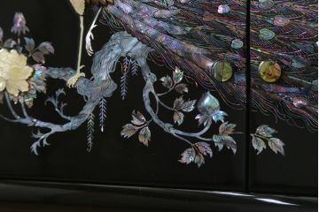 中古　美品　韓国民芸家具　孔雀　鳳凰　花鳥蝶図　豪華絢爛の螺鈿(ラデン)細工が見事なキャビネット(収納棚、戸棚、サイドキャビネット)(定価約65万円)(R-081236)