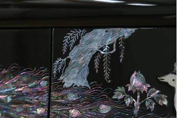 中古　美品　韓国民芸家具　孔雀　鳳凰　花鳥蝶図　豪華絢爛の螺鈿(ラデン)細工が見事なキャビネット(収納棚、戸棚、サイドキャビネット)(定価約65万円)(R-081236)