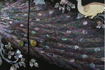 中古　美品　韓国民芸家具　孔雀　鳳凰　花鳥蝶図　豪華絢爛の螺鈿(ラデン)細工が見事なキャビネット(収納棚、戸棚、サイドキャビネット)(定価約65万円)(R-081236)