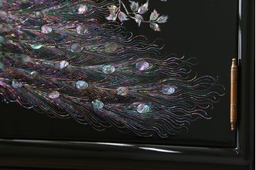 中古　美品　韓国民芸家具　孔雀　鳳凰　花鳥蝶図　豪華絢爛の螺鈿(ラデン)細工が見事なキャビネット(収納棚、戸棚、サイドキャビネット)(定価約65万円)(R-081236)