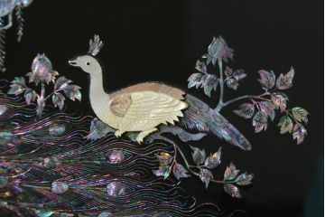 中古　美品　韓国民芸家具　孔雀　鳳凰　花鳥蝶図　豪華絢爛の螺鈿(ラデン)細工が見事なキャビネット(収納棚、戸棚、サイドキャビネット)(定価約65万円)(R-081236)