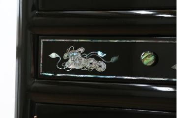 中古　美品　韓国民芸家具　孔雀　鳳凰　花鳥蝶図　豪華絢爛の螺鈿(ラデン)細工が見事なキャビネット(収納棚、戸棚、サイドキャビネット)(定価約65万円)(R-081236)
