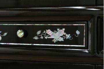 中古　美品　韓国民芸家具　孔雀　鳳凰　花鳥蝶図　豪華絢爛の螺鈿(ラデン)細工が見事なキャビネット(収納棚、戸棚、サイドキャビネット)(定価約65万円)(R-081236)