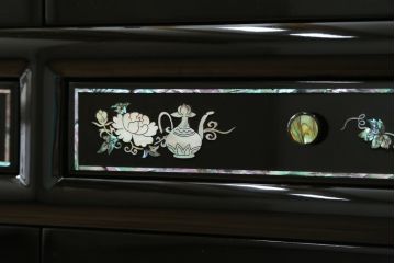 中古　美品　韓国民芸家具　孔雀　鳳凰　花鳥蝶図　豪華絢爛の螺鈿(ラデン)細工が見事なキャビネット(収納棚、戸棚、サイドキャビネット)(定価約65万円)(R-081236)