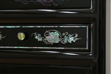 中古　美品　韓国民芸家具　孔雀　鳳凰　花鳥蝶図　豪華絢爛の螺鈿(ラデン)細工が見事なキャビネット(収納棚、戸棚、サイドキャビネット)(定価約65万円)(R-081236)