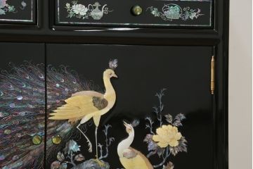 中古　美品　韓国民芸家具　孔雀　鳳凰　花鳥蝶図　豪華絢爛の螺鈿(ラデン)細工が見事なキャビネット(収納棚、戸棚、サイドキャビネット)(定価約65万円)(R-081236)