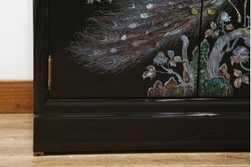 中古　美品　韓国民芸家具　孔雀　鳳凰　花鳥蝶図　豪華絢爛の螺鈿(ラデン)細工が見事なキャビネット(収納棚、戸棚、サイドキャビネット)(定価約65万円)(R-081236)