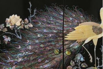 中古　美品　韓国民芸家具　孔雀　鳳凰　花鳥蝶図　豪華絢爛の螺鈿(ラデン)細工が見事なキャビネット(収納棚、戸棚、サイドキャビネット)(定価約65万円)(R-081236)