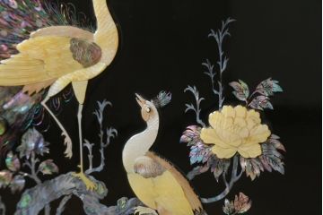 中古　美品　韓国民芸家具　孔雀　鳳凰　花鳥蝶図　豪華絢爛の螺鈿(ラデン)細工が見事なキャビネット(収納棚、戸棚、サイドキャビネット)(定価約65万円)(R-081236)
