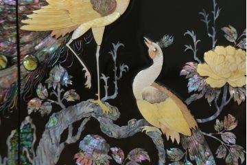 中古　美品　韓国民芸家具　孔雀　鳳凰　花鳥蝶図　豪華絢爛の螺鈿(ラデン)細工が見事なキャビネット(収納棚、戸棚、サイドキャビネット)(定価約65万円)(R-081236)