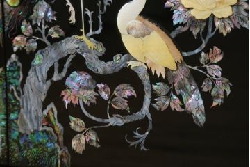 中古　美品　韓国民芸家具　孔雀　鳳凰　花鳥蝶図　豪華絢爛の螺鈿(ラデン)細工が見事なキャビネット(収納棚、戸棚、サイドキャビネット)(定価約65万円)(R-081236)