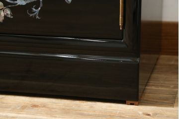 中古　美品　韓国民芸家具　孔雀　鳳凰　花鳥蝶図　豪華絢爛の螺鈿(ラデン)細工が見事なキャビネット(収納棚、戸棚、サイドキャビネット)(定価約65万円)(R-081236)