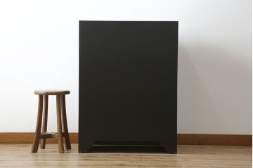 中古　美品　韓国民芸家具　孔雀　鳳凰　花鳥蝶図　豪華絢爛の螺鈿(ラデン)細工が見事なキャビネット(収納棚、戸棚、サイドキャビネット)(定価約65万円)(R-081236)