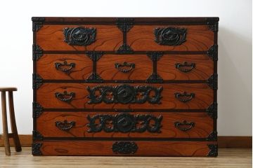 【H様　ご決済専用】中古　美品　岩谷堂箪笥　力強い木目と重厚感のある金具が目を惹く整理箪笥(引き出し、チェスト、サイドチェスト、和箪笥、収納箪笥、衣装箪笥)(R-081237)