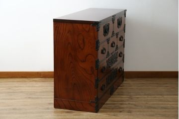 【H様　ご決済専用】中古　美品　岩谷堂箪笥　力強い木目と重厚感のある金具が目を惹く整理箪笥(引き出し、チェスト、サイドチェスト、和箪笥、収納箪笥、衣装箪笥)(R-081237)