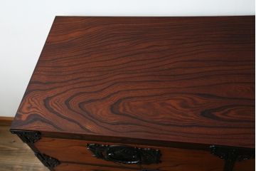 【H様　ご決済専用】中古　美品　岩谷堂箪笥　力強い木目と重厚感のある金具が目を惹く整理箪笥(引き出し、チェスト、サイドチェスト、和箪笥、収納箪笥、衣装箪笥)(R-081237)