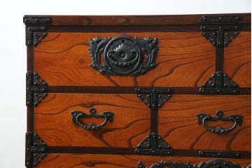 【H様　ご決済専用】中古　美品　岩谷堂箪笥　力強い木目と重厚感のある金具が目を惹く整理箪笥(引き出し、チェスト、サイドチェスト、和箪笥、収納箪笥、衣装箪笥)(R-081237)
