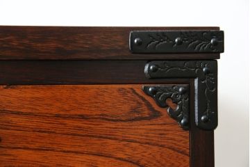 【H様　ご決済専用】中古　美品　岩谷堂箪笥　力強い木目と重厚感のある金具が目を惹く整理箪笥(引き出し、チェスト、サイドチェスト、和箪笥、収納箪笥、衣装箪笥)(R-081237)