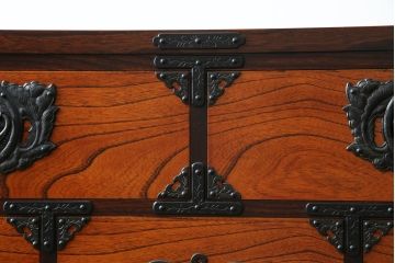 【H様　ご決済専用】中古　美品　岩谷堂箪笥　力強い木目と重厚感のある金具が目を惹く整理箪笥(引き出し、チェスト、サイドチェスト、和箪笥、収納箪笥、衣装箪笥)(R-081237)