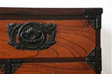 【H様　ご決済専用】中古　美品　岩谷堂箪笥　力強い木目と重厚感のある金具が目を惹く整理箪笥(引き出し、チェスト、サイドチェスト、和箪笥、収納箪笥、衣装箪笥)(R-081237)