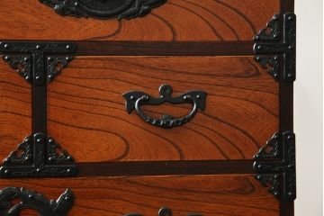 【H様　ご決済専用】中古　美品　岩谷堂箪笥　力強い木目と重厚感のある金具が目を惹く整理箪笥(引き出し、チェスト、サイドチェスト、和箪笥、収納箪笥、衣装箪笥)(R-081237)