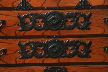 【H様　ご決済専用】中古　美品　岩谷堂箪笥　力強い木目と重厚感のある金具が目を惹く整理箪笥(引き出し、チェスト、サイドチェスト、和箪笥、収納箪笥、衣装箪笥)(R-081237)